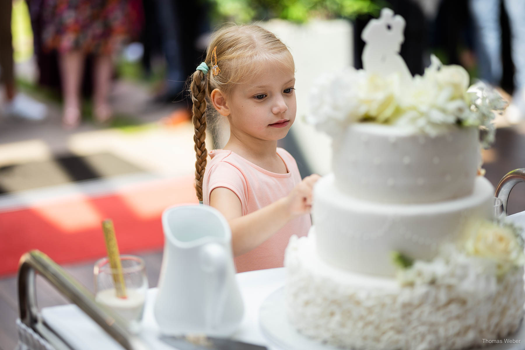 Anschnitt der Hochzeitstorte im Landhaus Etzhorn Oldenburg, Hochzeitsfotograf Thomas Weber aus Oldenburg