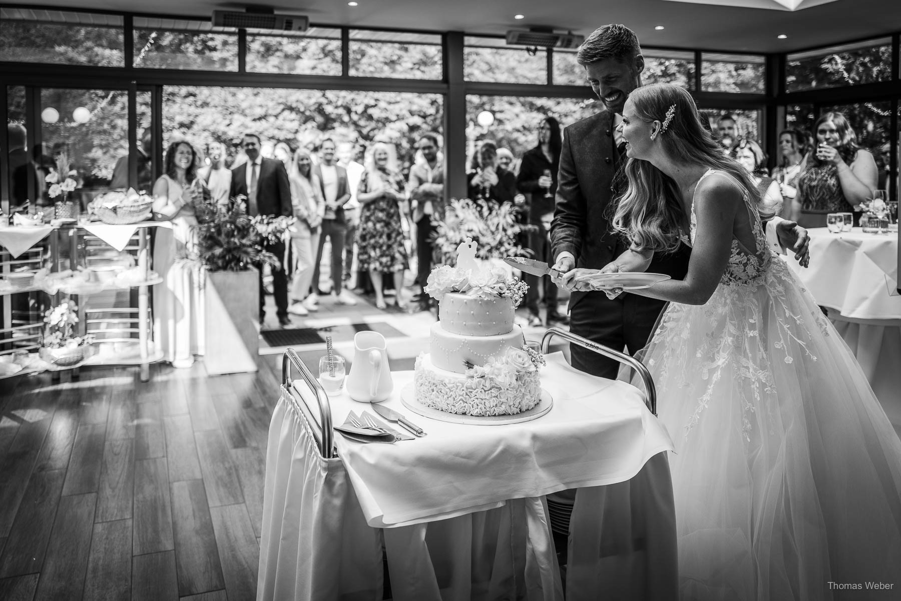 Anschnitt der Hochzeitstorte im Landhaus Etzhorn Oldenburg, Hochzeitsfotograf Thomas Weber aus Oldenburg