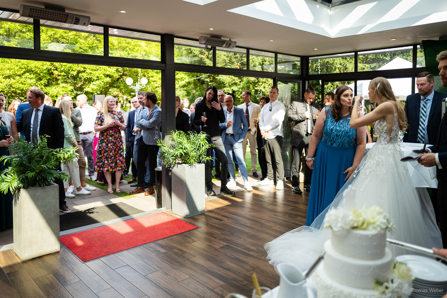 Anschnitt der Hochzeitstorte im Landhaus Etzhorn Oldenburg, Hochzeitsfotograf Thomas Weber aus Oldenburg