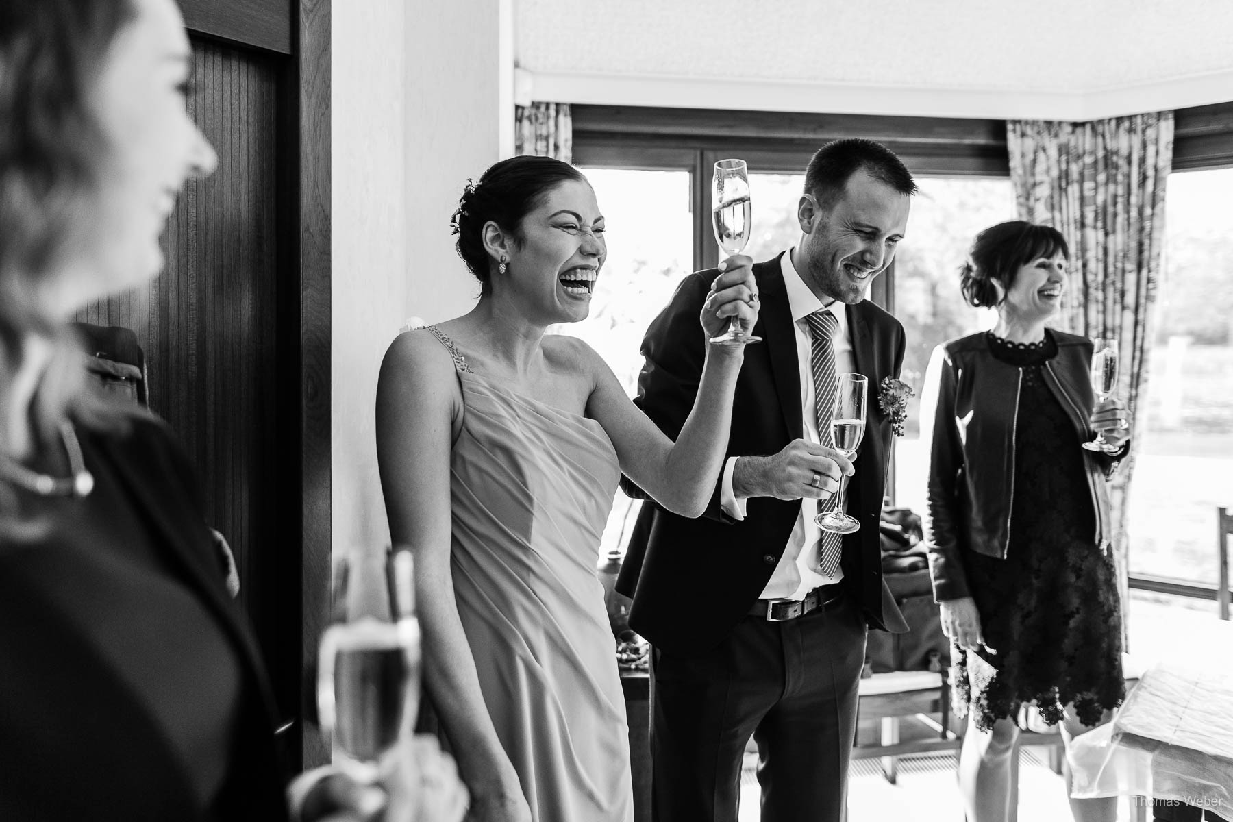 Gratulation der Gäste nach der Hochzeit auf dem Gut Sandheide in Hatten, Hochzeitsfotograf Thomas Weber aus Oldenburg