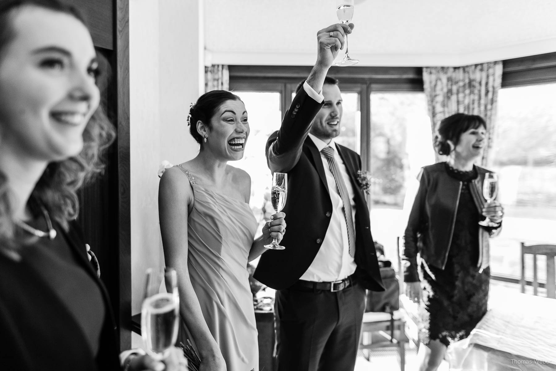 Gratulation der Gäste nach der Hochzeit auf dem Gut Sandheide in Hatten, Hochzeitsfotograf Thomas Weber aus Oldenburg