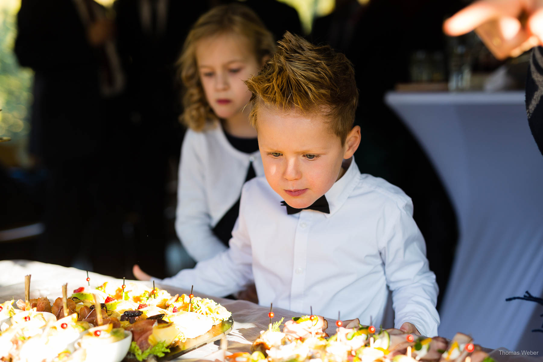 Gratulation der Gäste nach der Hochzeit auf dem Gut Sandheide in Hatten, Hochzeitsfotograf Thomas Weber aus Oldenburg