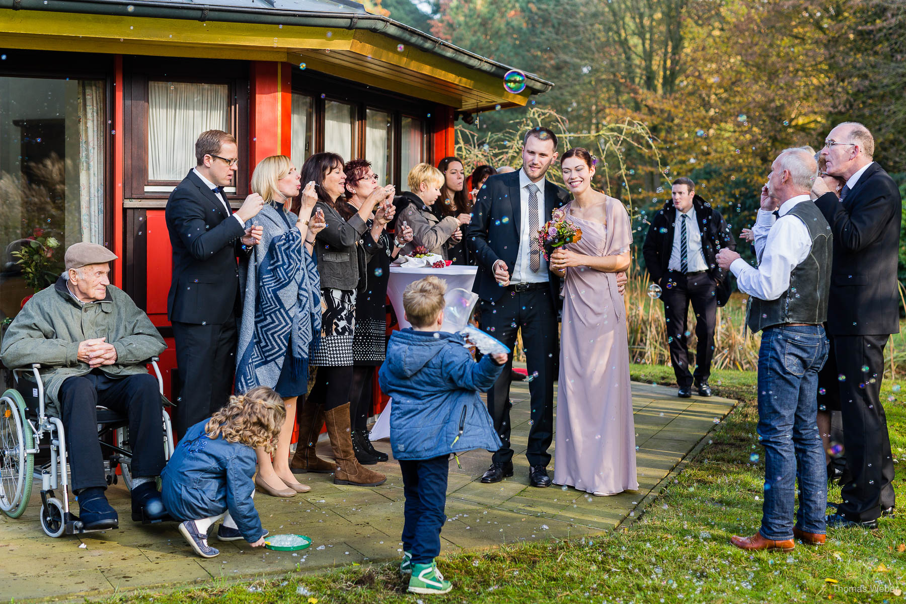 Gratulation der Gäste nach der Hochzeit auf dem Gut Sandheide in Hatten, Hochzeitsfotograf Thomas Weber aus Oldenburg