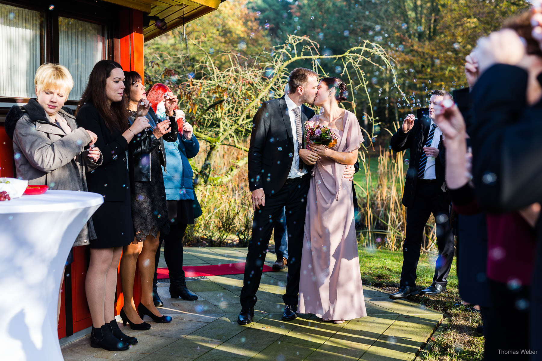 Gratulation der Gäste nach der Hochzeit auf dem Gut Sandheide in Hatten, Hochzeitsfotograf Thomas Weber aus Oldenburg