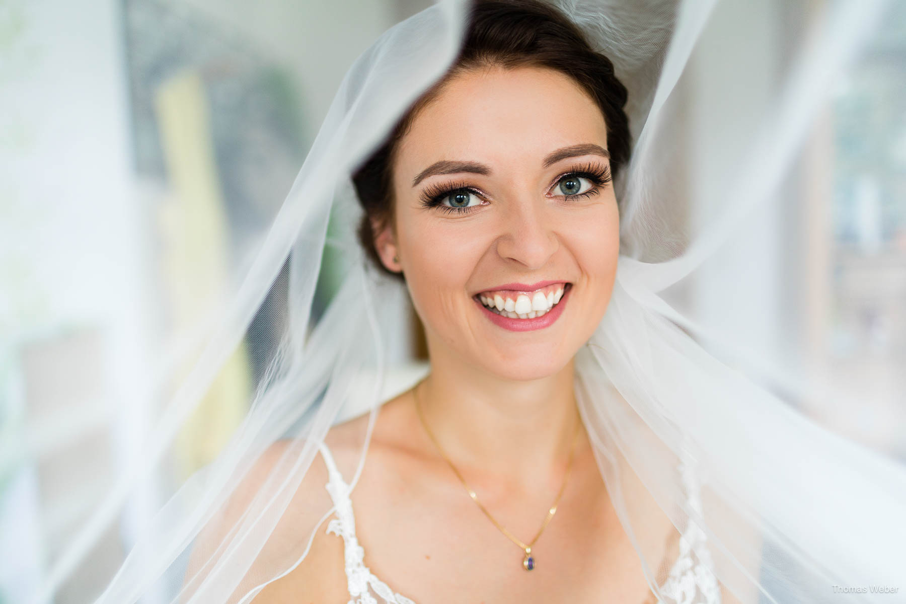 Die Braut zieht ihr Hochzeitskleid an und begrüßt Freunde & Familie, Thomas Weber, Hochzeitsfotograf in Wildeshausen