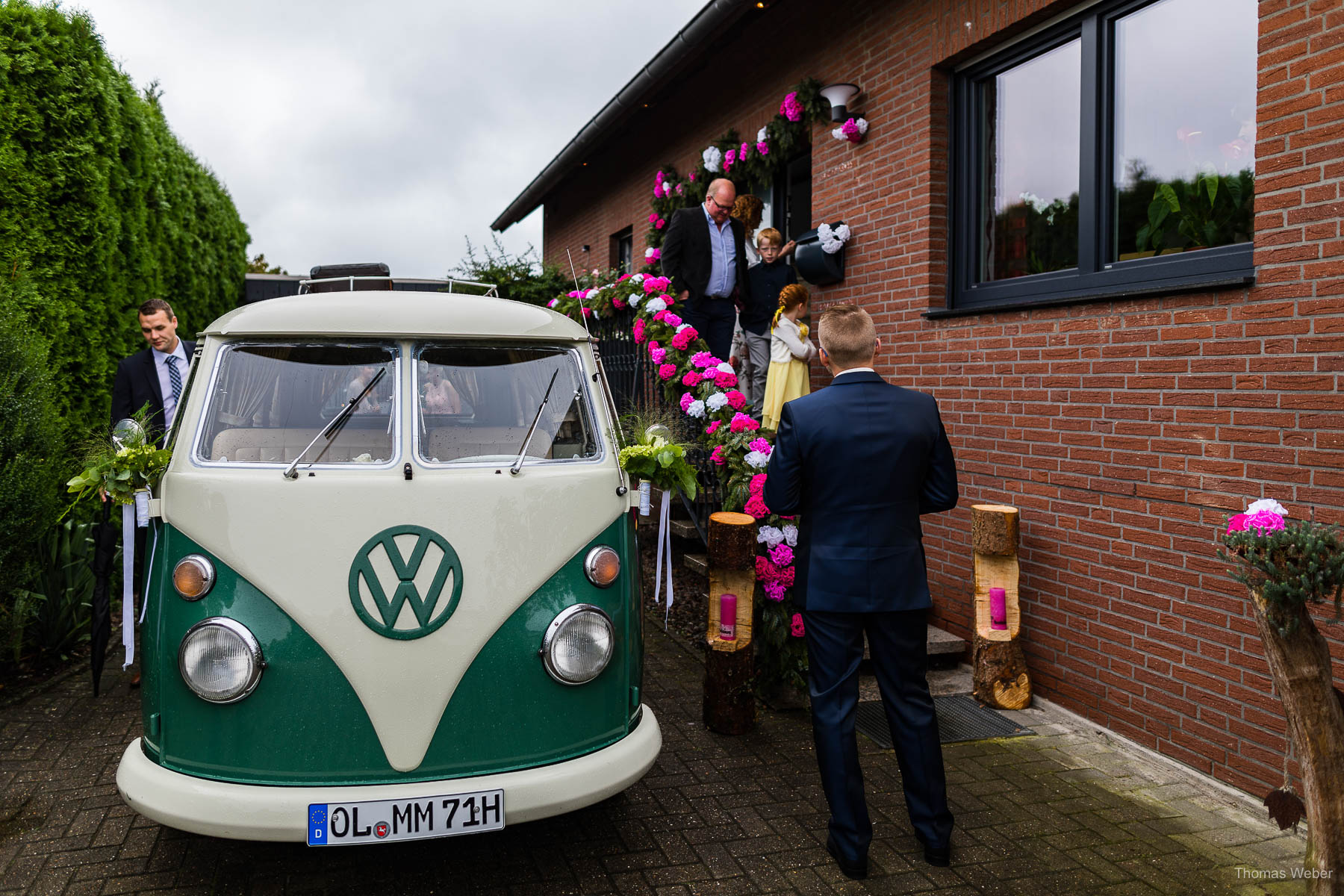 Der First Look zwischen Braut und Bräutigam mit anschließender Fahrt im VW T1 Bully zur katholischen Pfarrgemeinde St. Peter Wildeshausen, Hochzeitsfotograf Thomas Weber aus Oldenburg