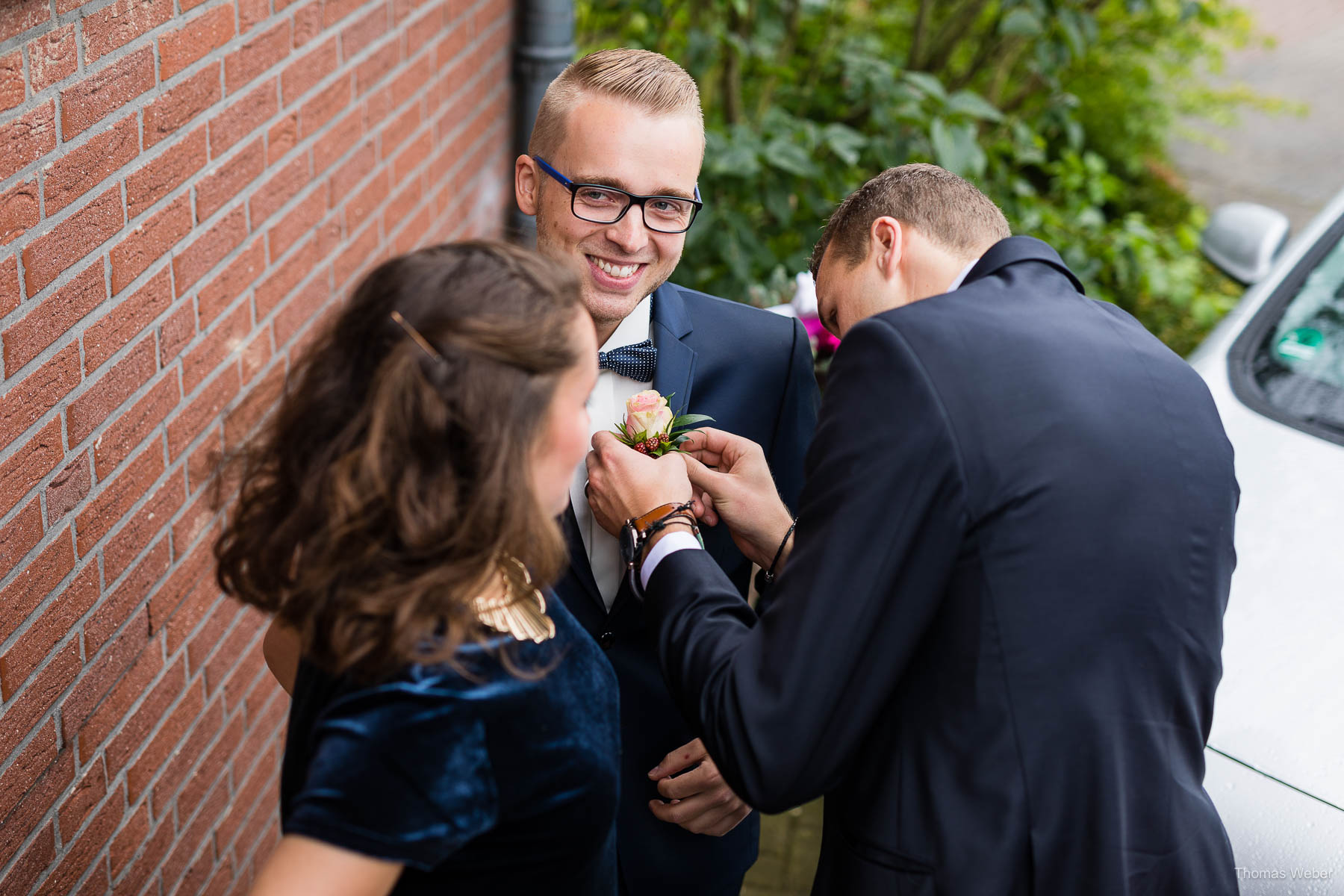 Der First Look zwischen Braut und Bräutigam mit anschließender Fahrt im VW T1 Bully zur katholischen Pfarrgemeinde St. Peter Wildeshausen, Hochzeitsfotograf Thomas Weber aus Oldenburg