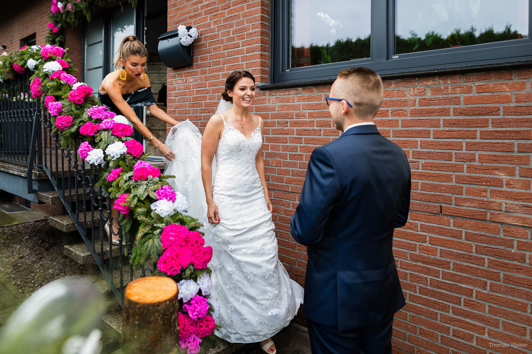 Der First Look zwischen Braut und Bräutigam mit anschließender Fahrt im VW T1 Bully zur katholischen Pfarrgemeinde St. Peter Wildeshausen, Hochzeitsfotograf Thomas Weber aus Oldenburg