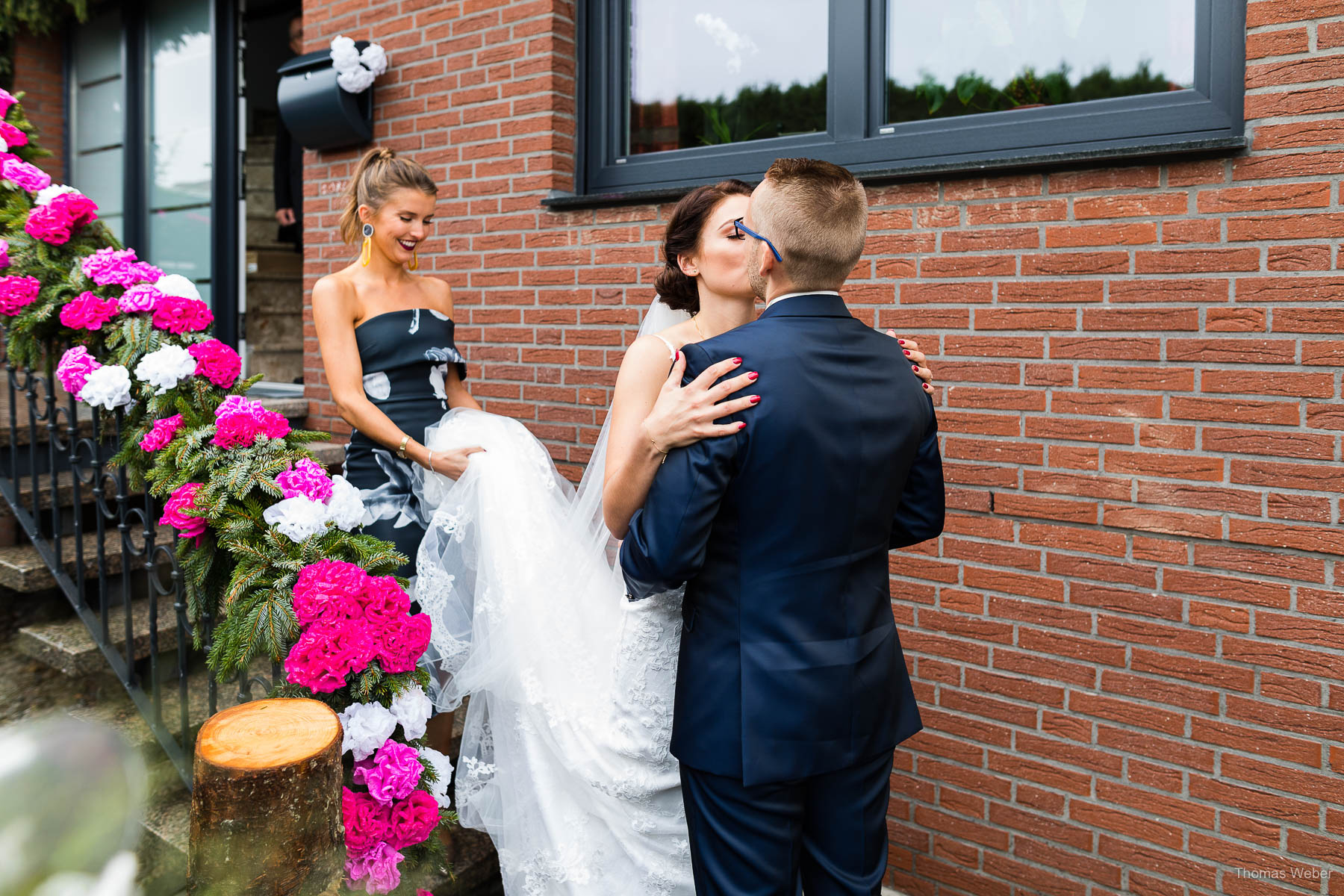 Der First Look zwischen Braut und Bräutigam mit anschließender Fahrt im VW T1 Bully zur katholischen Pfarrgemeinde St. Peter Wildeshausen, Hochzeitsfotograf Thomas Weber aus Oldenburg