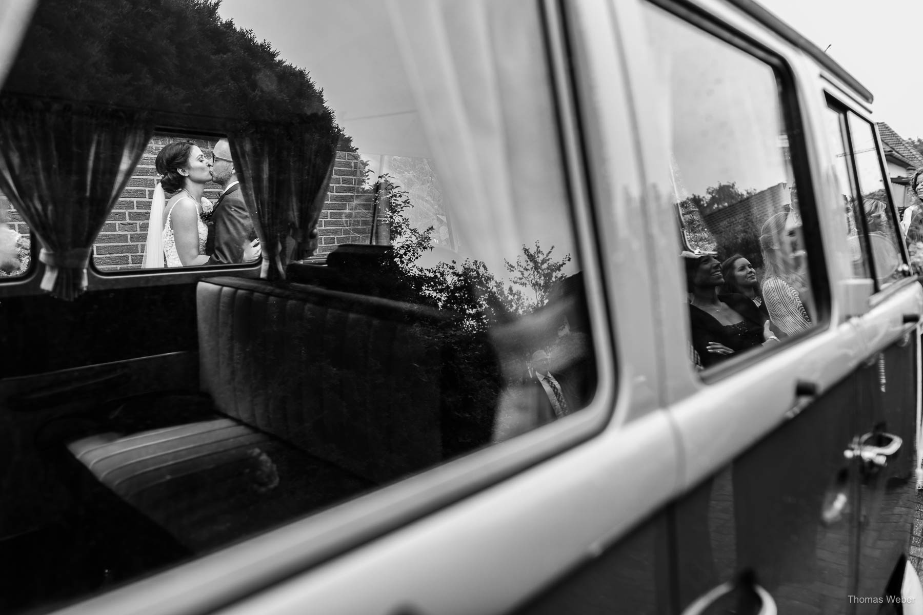 Der First Look zwischen Braut und Bräutigam mit anschließender Fahrt im VW T1 Bully zur katholischen Pfarrgemeinde St. Peter Wildeshausen, Hochzeitsfotograf Thomas Weber aus Oldenburg