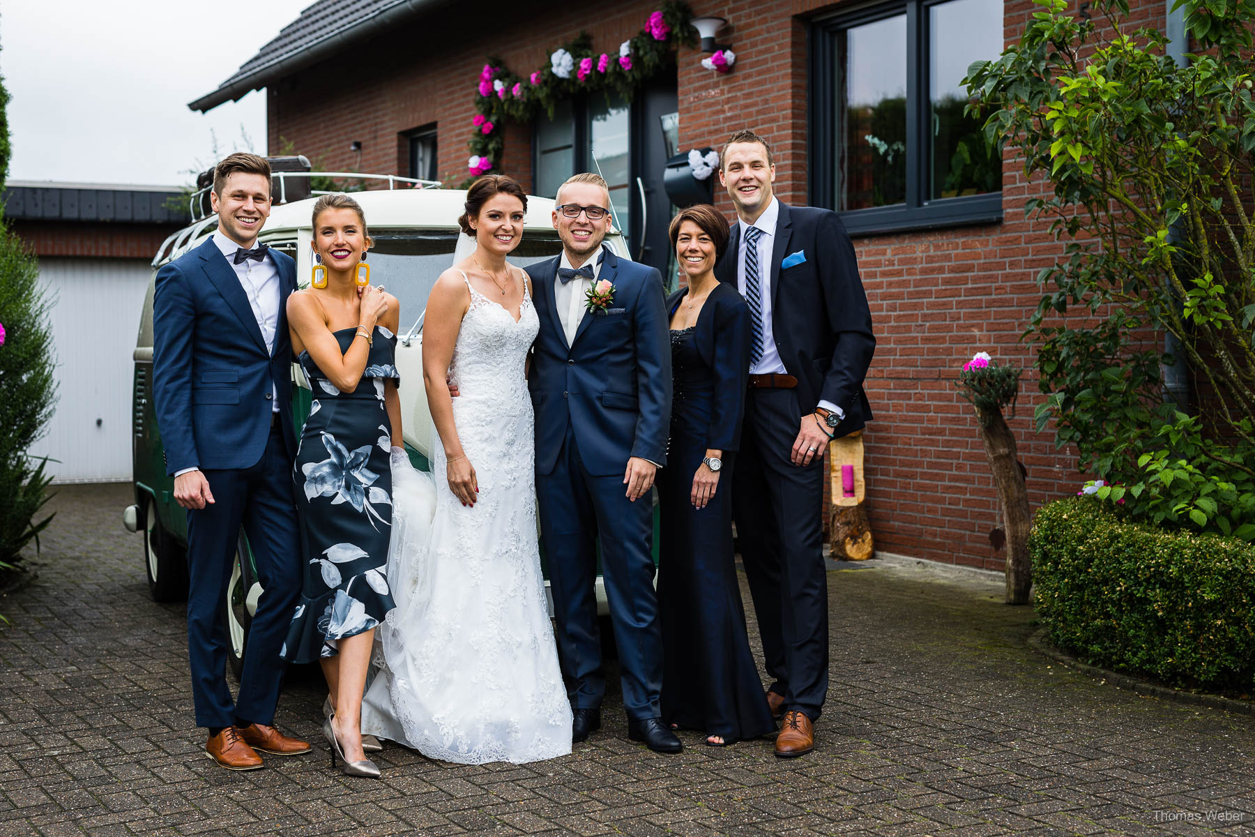 Der First Look zwischen Braut und Bräutigam mit anschließender Fahrt im VW T1 Bully zur katholischen Pfarrgemeinde St. Peter Wildeshausen, Hochzeitsfotograf Thomas Weber aus Oldenburg