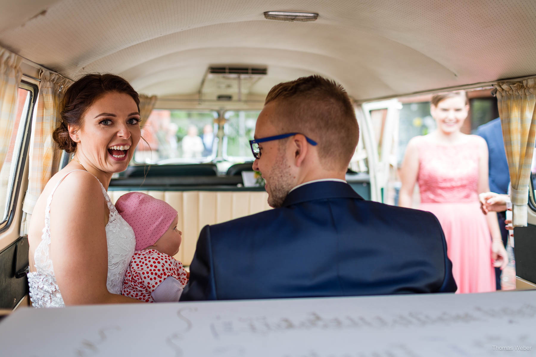 Gratulation der Hochzeitsgäste nach der kirchlichen Trauung in Wildeshausen, Hochzeitsfotograf Thomas Weber in Wildeshausen