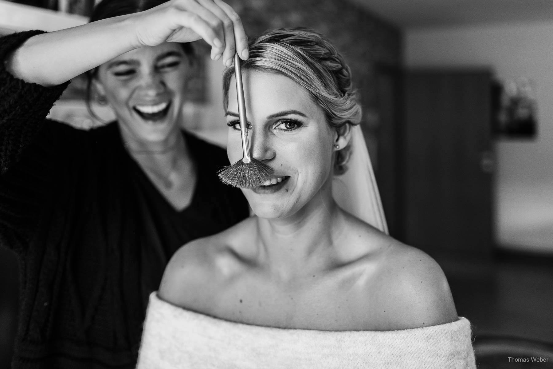 Vorbereitungen und Ankleide der Braut in Hatten, Hochzeitsfotograf Thomas Weber aus Oldenburg