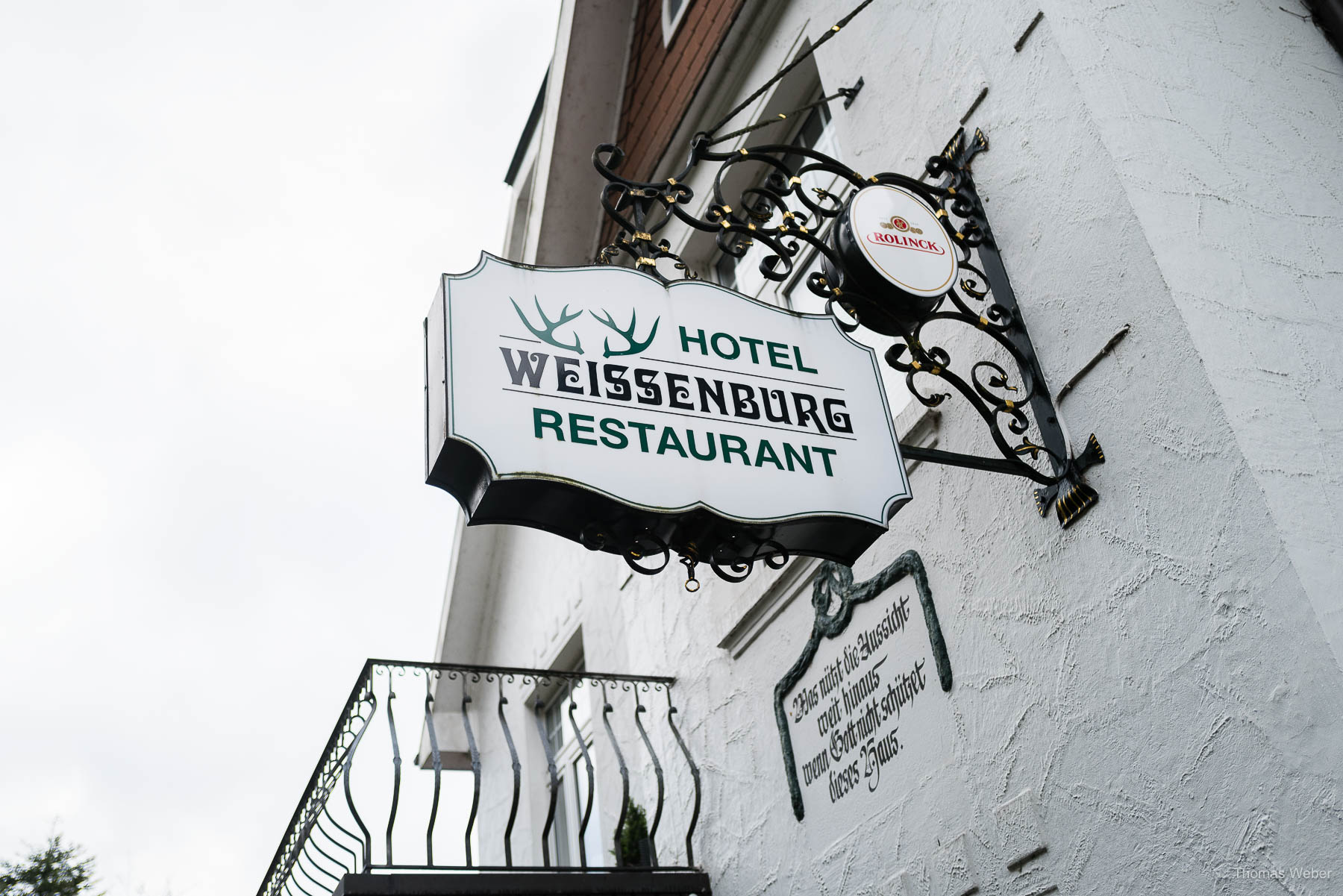 Hochzeitsfotos des Brautpaares vor dem Hotel Weissenburg in Billerbeck bei der Hochzeitsreportage im Münsterland, Hochzeitsfotograf Thomas Weber