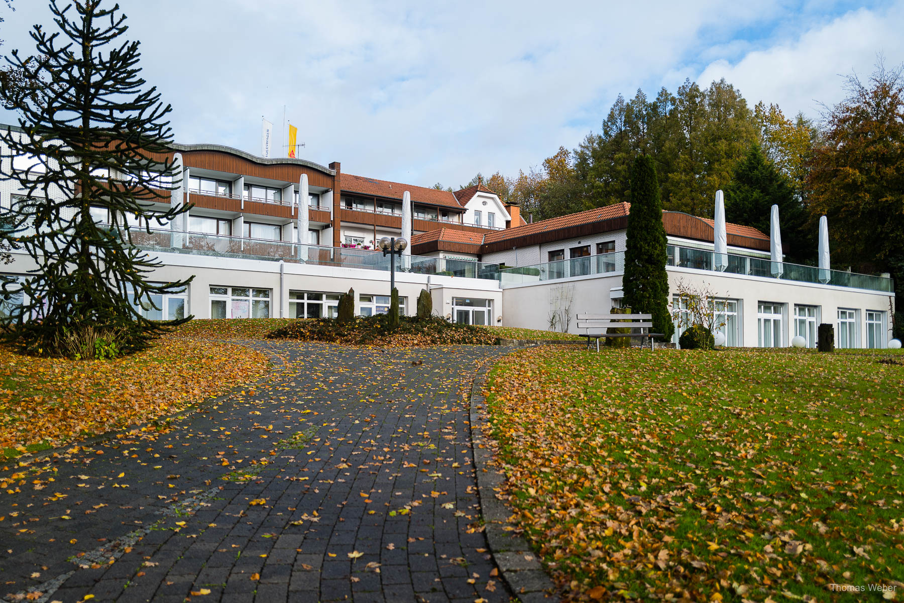 Hochzeitsfotos des Brautpaares vor dem Hotel Weissenburg in Billerbeck bei der Hochzeitsreportage im Münsterland, Hochzeitsfotograf Thomas Weber