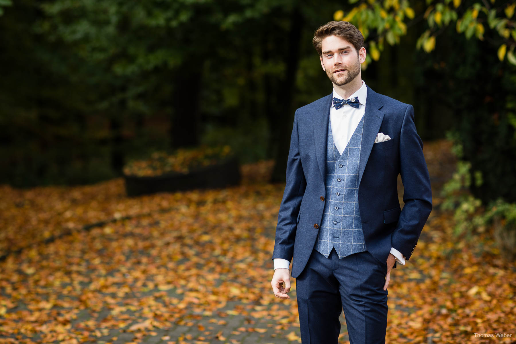 Hochzeitsfotos des Brautpaares vor dem Hotel Weissenburg in Billerbeck bei der Hochzeitsreportage im Münsterland, Hochzeitsfotograf Thomas Weber