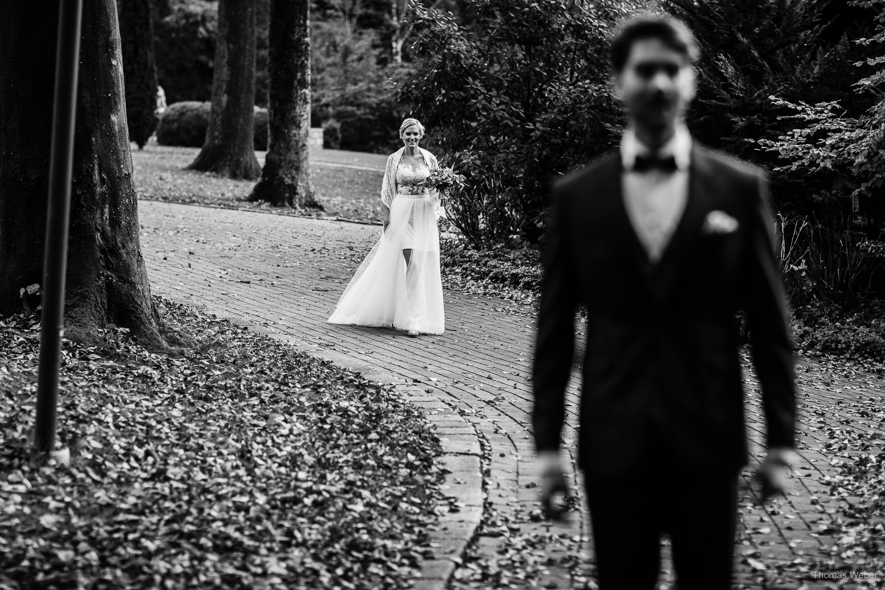 Hochzeitsfotos des Brautpaares vor dem Hotel Weissenburg in Billerbeck bei der Hochzeitsreportage im Münsterland, Hochzeitsfotograf Thomas Weber