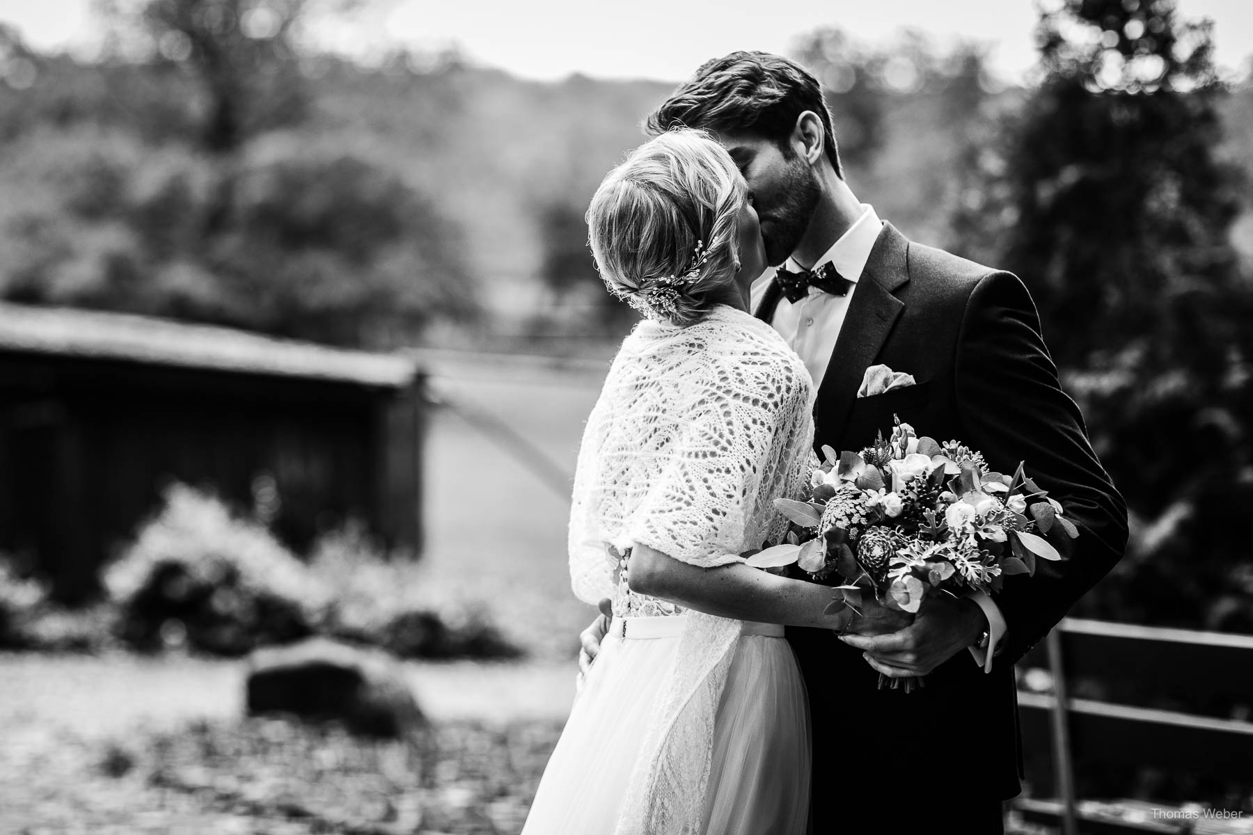 Hochzeitsfotos des Brautpaares vor dem Hotel Weissenburg in Billerbeck bei der Hochzeitsreportage im Münsterland, Hochzeitsfotograf Thomas Weber