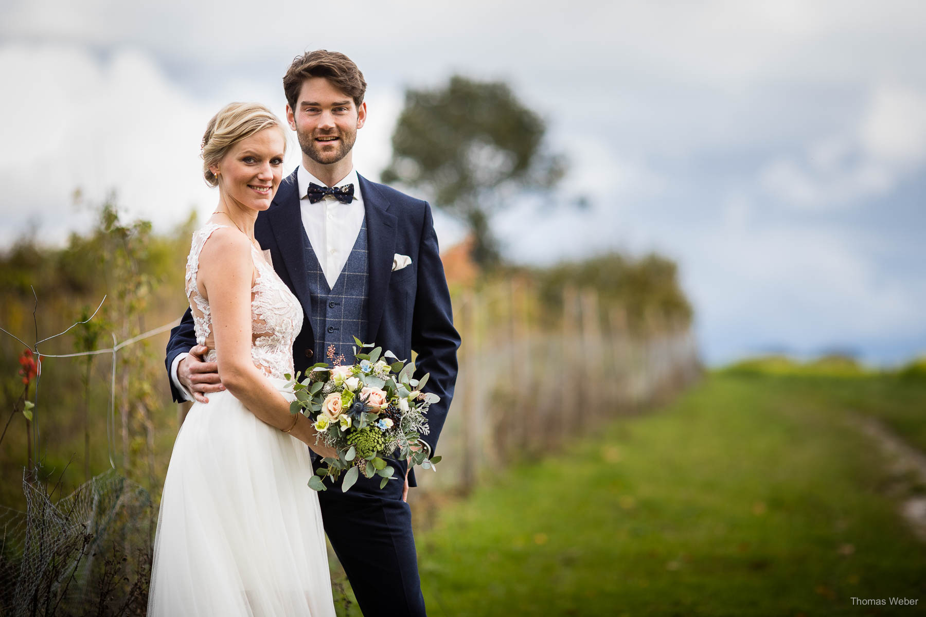 Hochzeitsfotos des Brautpaares vor dem Hotel Weissenburg in Billerbeck bei der Hochzeitsreportage im Münsterland, Hochzeitsfotograf Thomas Weber