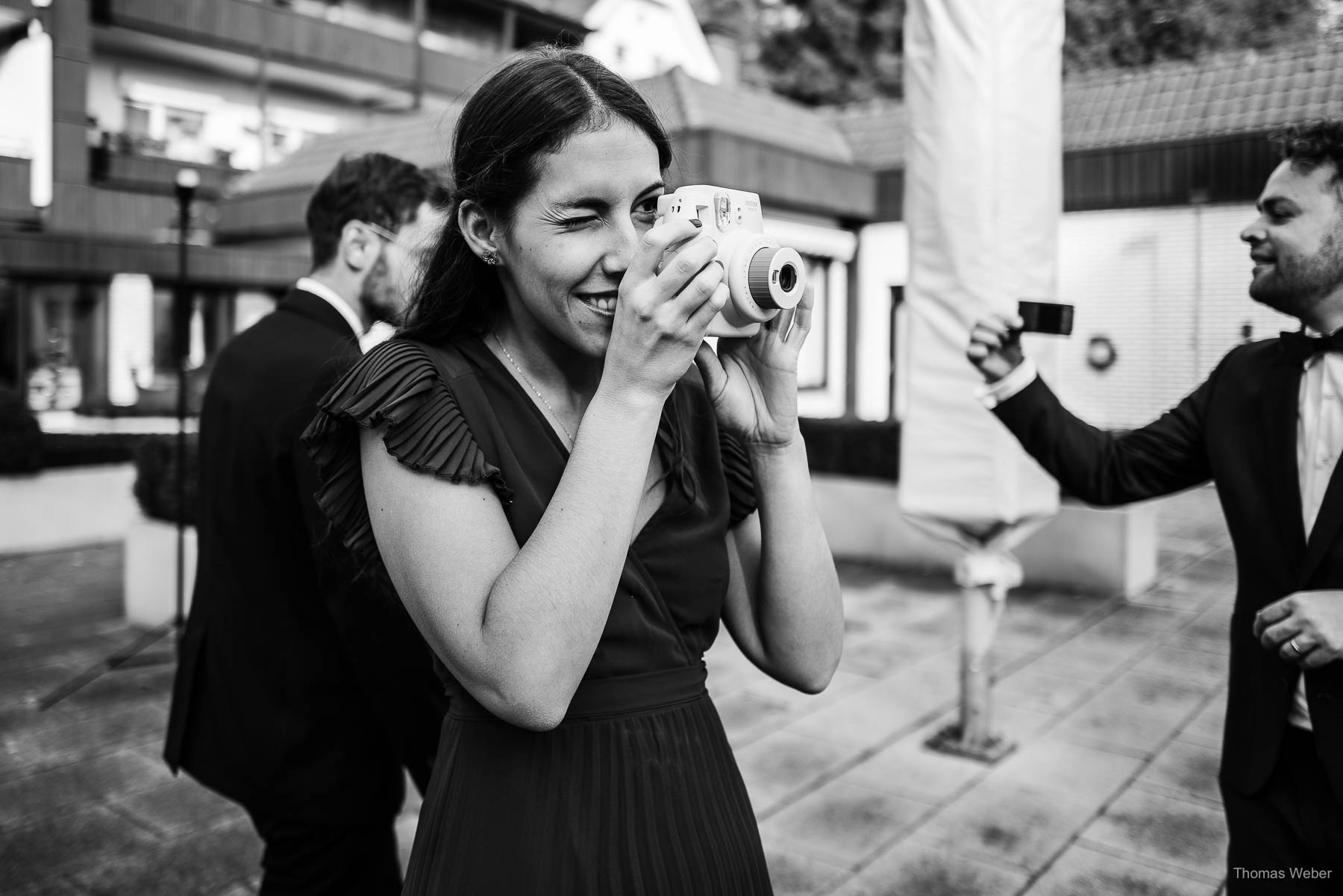 Hochzeitsfotos des Brautpaares vor dem Hotel Weissenburg in Billerbeck bei der Hochzeitsreportage im Münsterland, Hochzeitsfotograf Thomas Weber