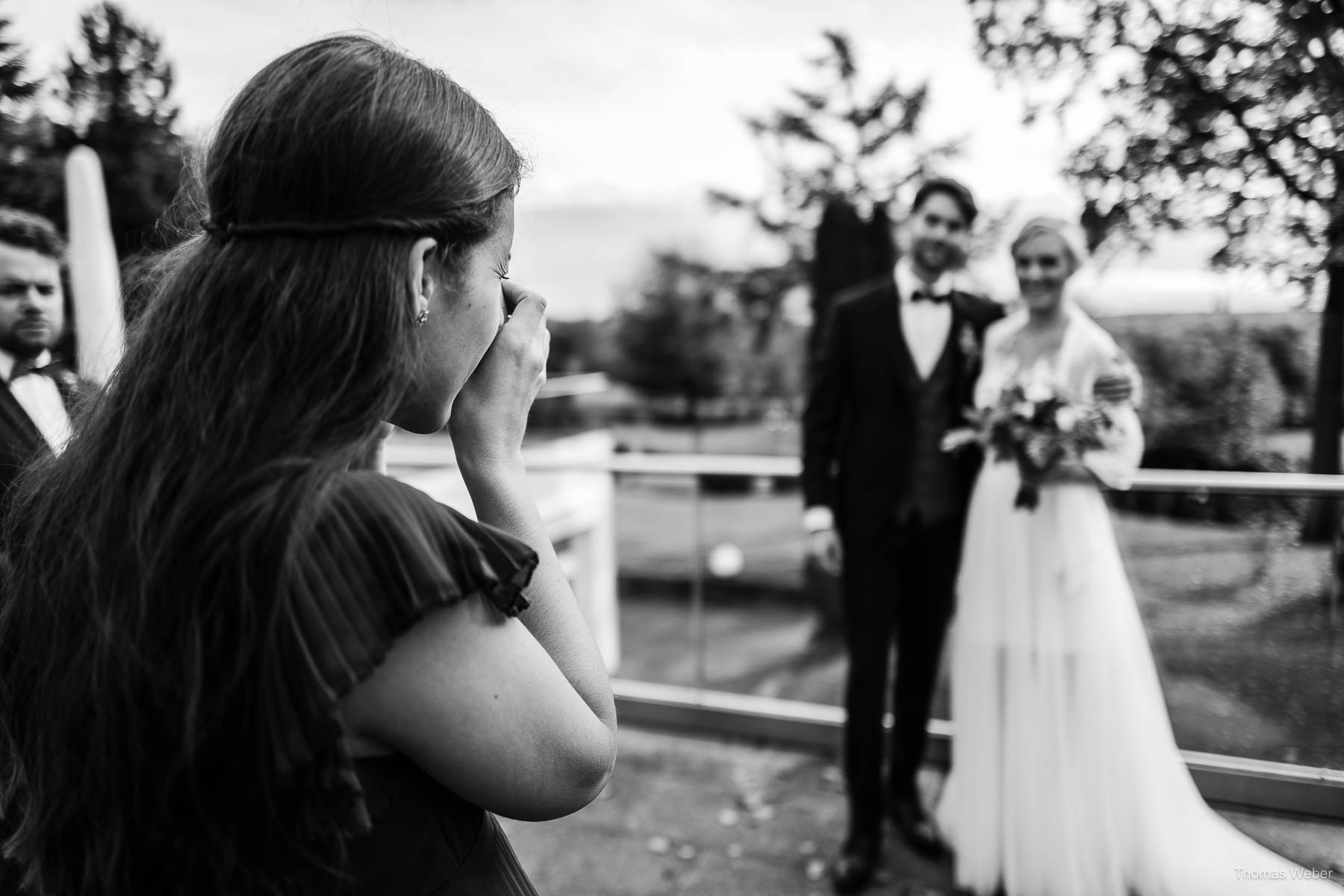 Hochzeitsfotos des Brautpaares vor dem Hotel Weissenburg in Billerbeck bei der Hochzeitsreportage im Münsterland, Hochzeitsfotograf Thomas Weber