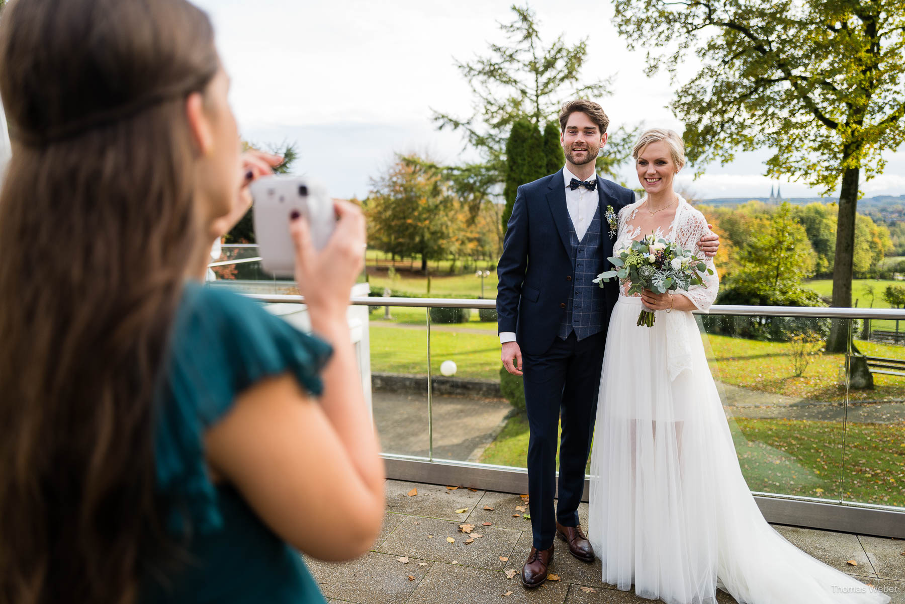 Hochzeitsfotos des Brautpaares vor dem Hotel Weissenburg in Billerbeck bei der Hochzeitsreportage im Münsterland, Hochzeitsfotograf Thomas Weber