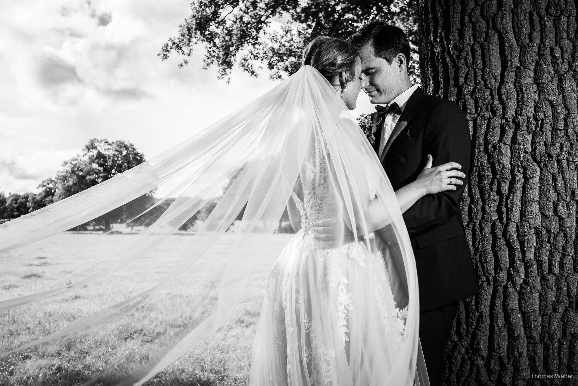 Hochzeitsfotos in der Natur bei Oldenburg, Fotograf Oldenburg für Hochzeiten Hochzeitsfotos des Hochzeitspaares in der Natur Oldenburgs, Fotograf Oldenburg für Hochzeiten