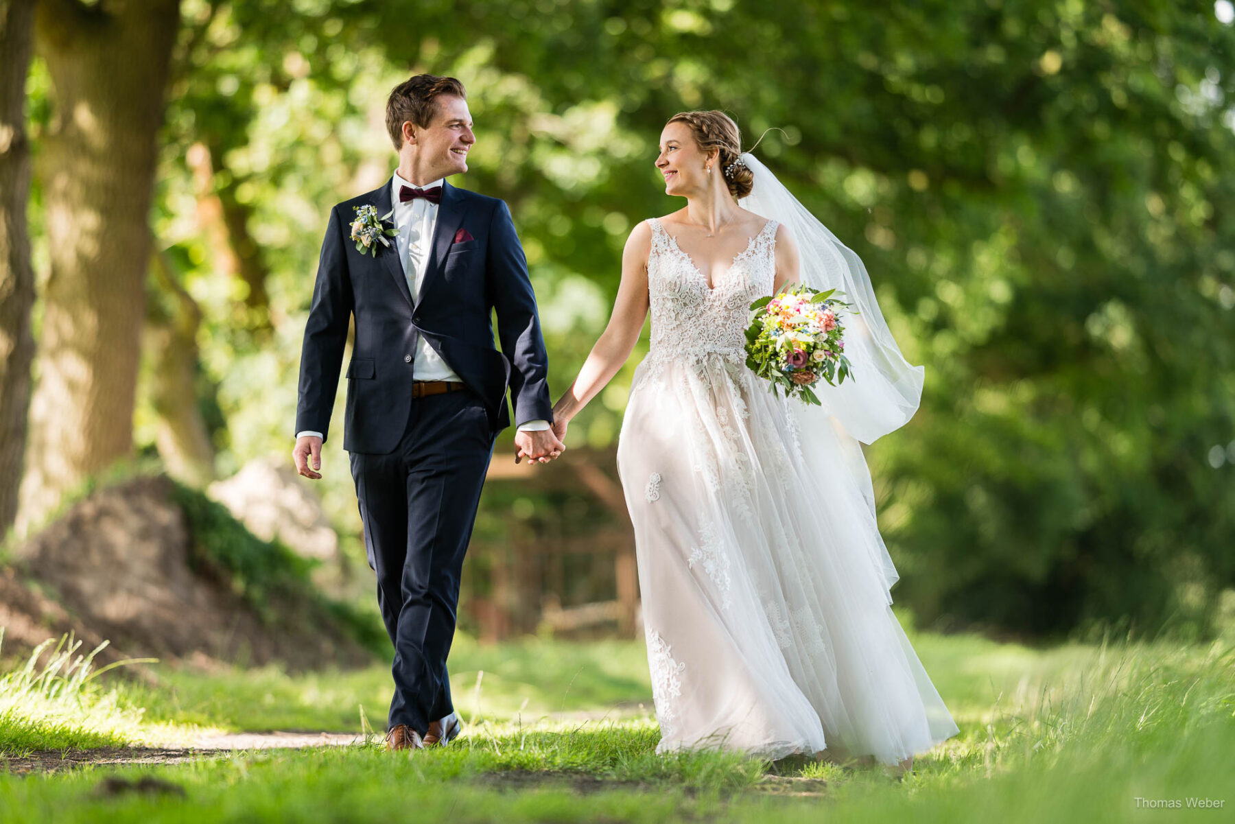 Hochzeitsfotos des Hochzeitspaares in der Natur Oldenburgs, Fotograf Oldenburg für Hochzeiten