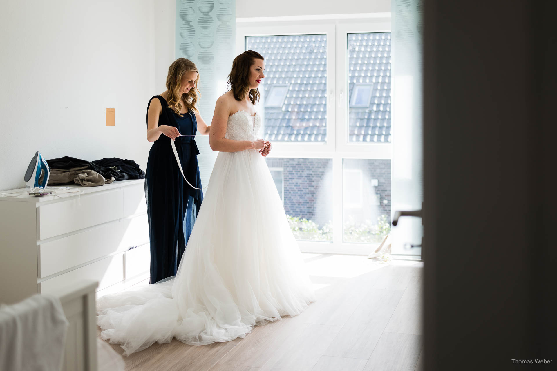 Ankleide der Braut am Hochzeitstag Ankleide der Braut am Hochzeitstag