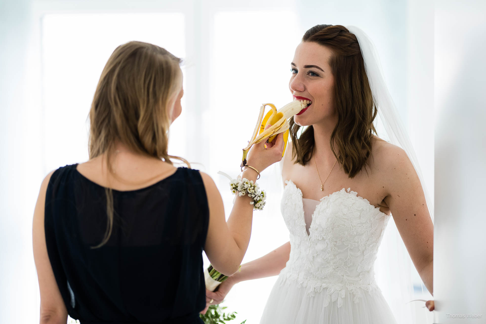 Ankleide der Braut am Hochzeitstag Ankleide der Braut am Hochzeitstag